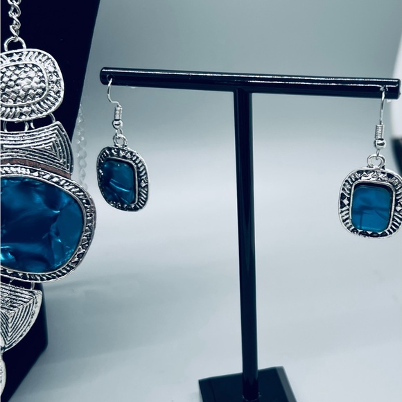 Chic Silver Statement Necklace with Blue Accents - Picture 3 of 7